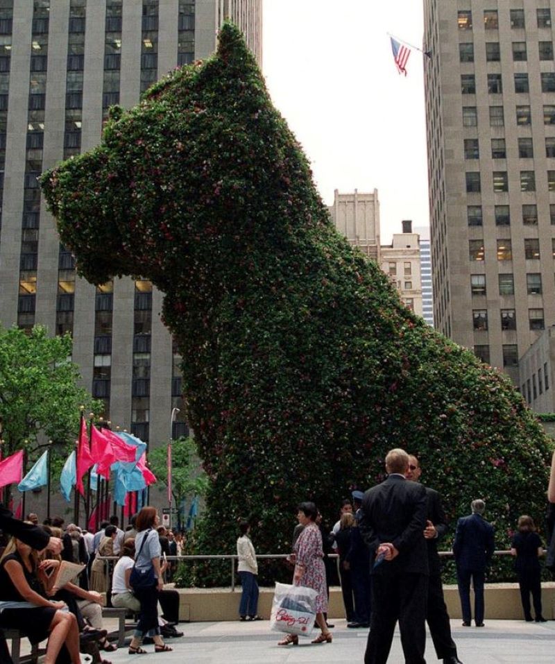 Jeff Koons Puppy sculpture