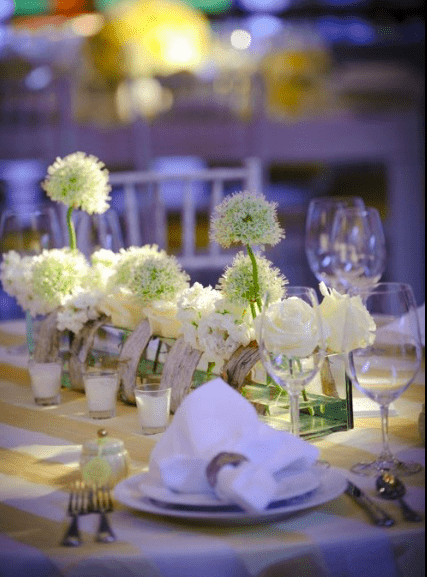 What flowers table arrangement