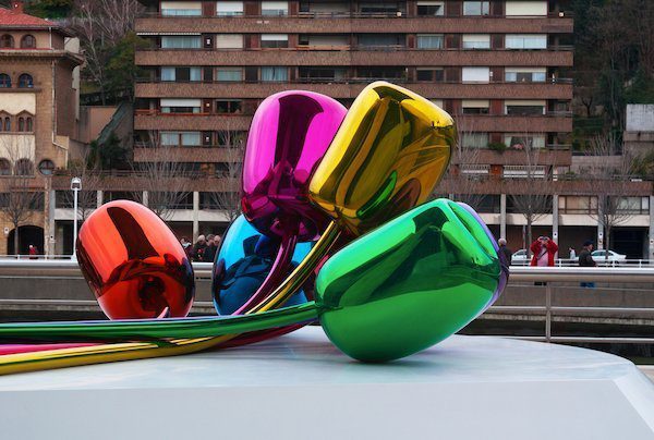 Jeff Koons shiny flower sculpture